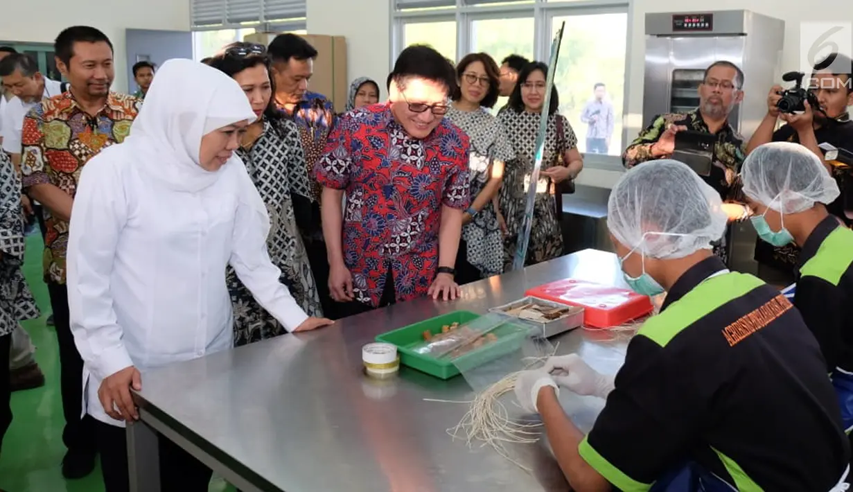 Gubernur Jawa Timur Khofifah Indar Parawansa dan Direktur Astra Paulus Bambang Wijanarko meninjau kegiatan siswa jurusan Agribisnis Pengolahan Hasil Pertanian di SMKN 2 Donorojo, Jawa Timur, Minggu (7/7/2019). Astra melalui YPAMDR akan terus melakukan pendampingan program. (Liputan6.com/HO/Ilham)