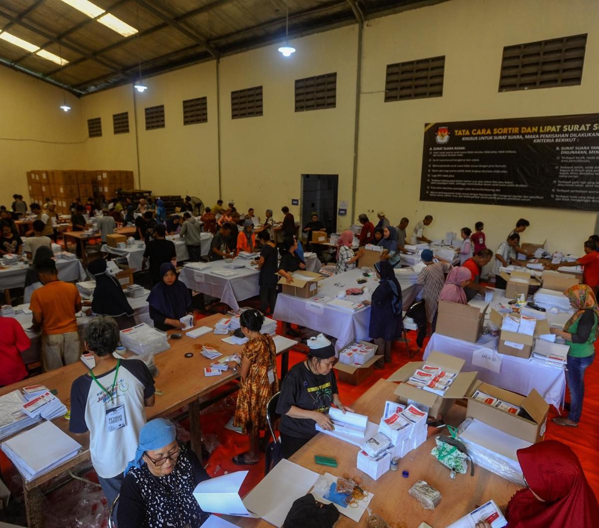 Komisi Pemilihan Umum Daerah (KPUD) Tangerang Selatan telah memulai persiapan untuk Pemilihan Umum (Pemilu) 2024 dengan melipat kertas suara. Kegiatan ini dilakukan sebagai bagian dari tahapan awal untuk mempersiapkan Pemilu 2024.