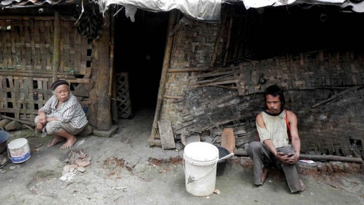 Meratapi hidup nenek renta rawat anak gangguan jiwa di gubuk reot