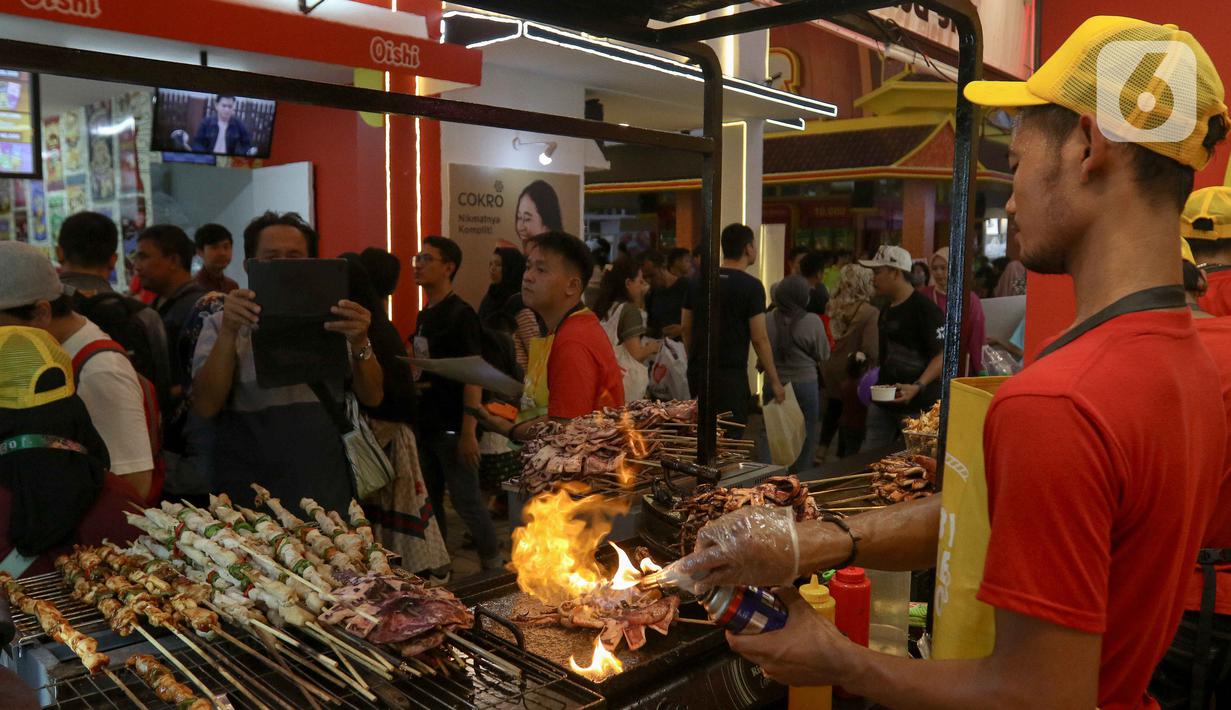 Berbagai stan makanan dan minuman tampak dipadati pengunjung yang hadir. (Liputan6.com/Herman Zakharia)