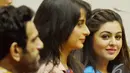 Shafaq Naaz (kanan) pemeran Kunti dalam Mahabarata memperlihatkan senyum manisnya saat berkunjung ke DPR RI, Jakarta, Kamis (18/12/2014). (Liputan6.com/Andrian M Tunay)