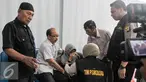 Tim Psikologi Polri berupaya menenangkan keluarga korban KM Zahro di RS Polri, Jakarta, Selasa (3/1). DVI Polri mengumpulkan data serta informasi tersebut sebagai bagian proses identifikasi jenazah korban KM Zahro. (Liputan6.com/Yoppy Renato)