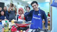 Demo memasak oleh Chef Nicky Tirta di Rumah Indofood Jakarta Fair 2019, JIExpo Kemayoran, Jakarta Pusat, 21 Juni 2019. (Daniel Kampua/Fimela.com)