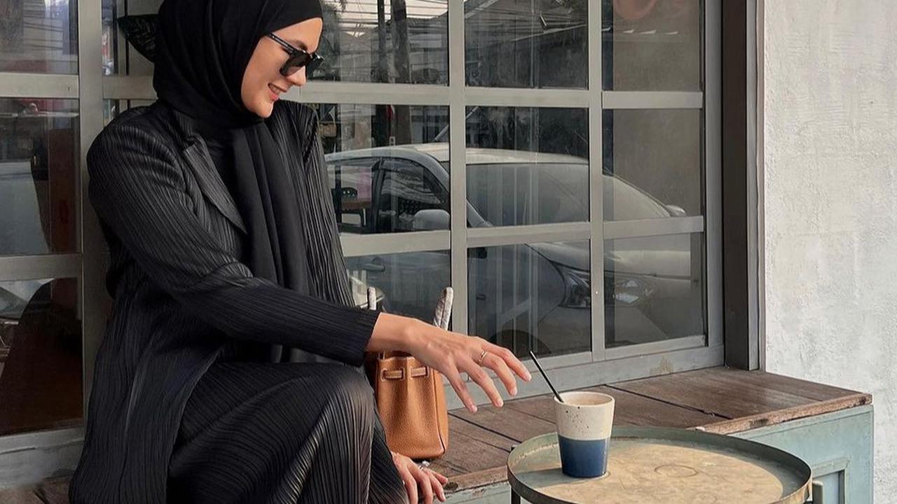 Potret Paula Verhoeven Asyik Ngopi Santai, Pilih Bungkam Usai Digugat Cerai dan Dituding Selingkuh Baim Wong