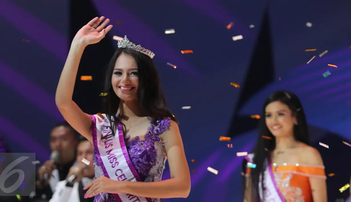 Jasi Michelle Tumbel, asal Manado melambaikan tangan usai dinobatkan menjadi Miss Celebrity Indonesia 2016 pada grand final di Studio 6 Emtek City, Jakarta, Kamis (14/10). Jasi berhak mendapatkan hadiah uang Rp 50 juta. (Liputan6.com/Herman Zakharia)