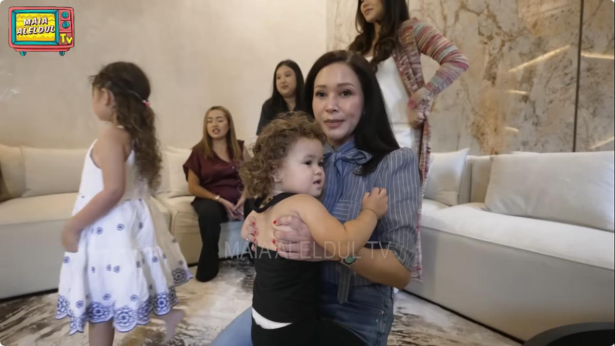 6 Potret Ruang Tamu Rumah Maia Estianty yang Simpel tapi Berkelas