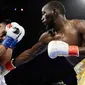 Terence Crawford (kanan) meninju Amir Khan pada perebutan gelar juara dunia tinju kelas welter WBO di Madion Square Garden, New York, Amerika Serikat, Minggu (21/4) . Crawford terus mendikte pertarungan melawan Khan hingga ronde kelima. (AP Photo/Frank Franklin II)