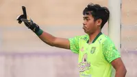 Kiper Persebaya Surabaya, Andhika Ramadhani memberikan instuksi kepada rekannya saat laga lanjutan BRI Liga 1 2023/2024 antara Dewa United melawan Persebaya Surabaya di Indomilk Arena, Tangerang, Sabtu (30/09/2023). (Bola.com/Bagaskara Lazuardi)