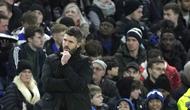 Pelatih Middlesbrough, Michael Carrick, mengamati permainan anak asuhnya dalam laga leg kedua semifinal Carabao Cup 2023/2024 yang digelar di Stamford Bridge, Rabu (24/1/2024). (AP Photo/Kin Cheung)