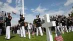 Marinir AS melakukan tembakkan saat upacara Hari Peringatan Perang Dunia I di Pemakaman Amerika Aisne-Marne di Belleau, Prancis (27/5). Di tempat tersebut ada sekitar 2.000 orang Amerika yang dimakamkan. (AP Photo / Virginia Mayo)