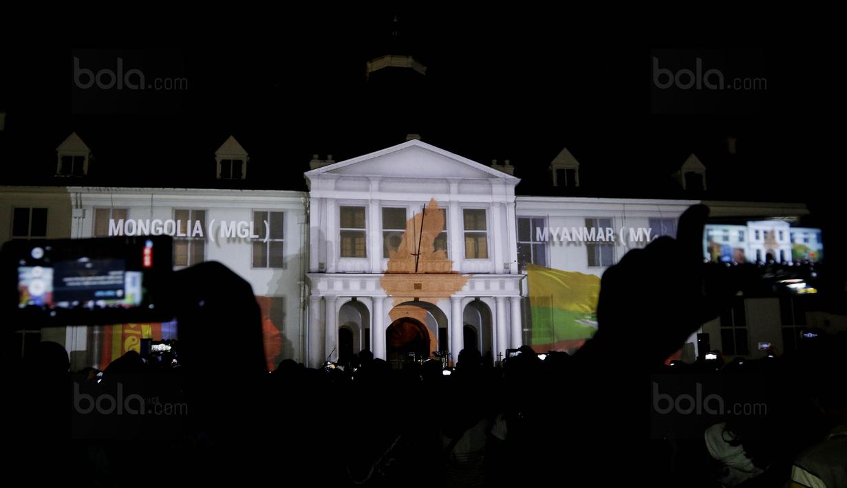 Warga menyaksikan video mapping pada acara Asian Games Sport Festival di Taman Fatahilah, Jakarta, Sabtu (9/12/2017). Acara tersebut bertujuan untuk mempromosikan Asian Games 2018. (Bola.com/M Iqbal Ichsan)