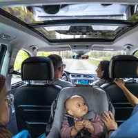 jenis car seat yang menghadap ke belakang (rear facing). (credits: freepik)