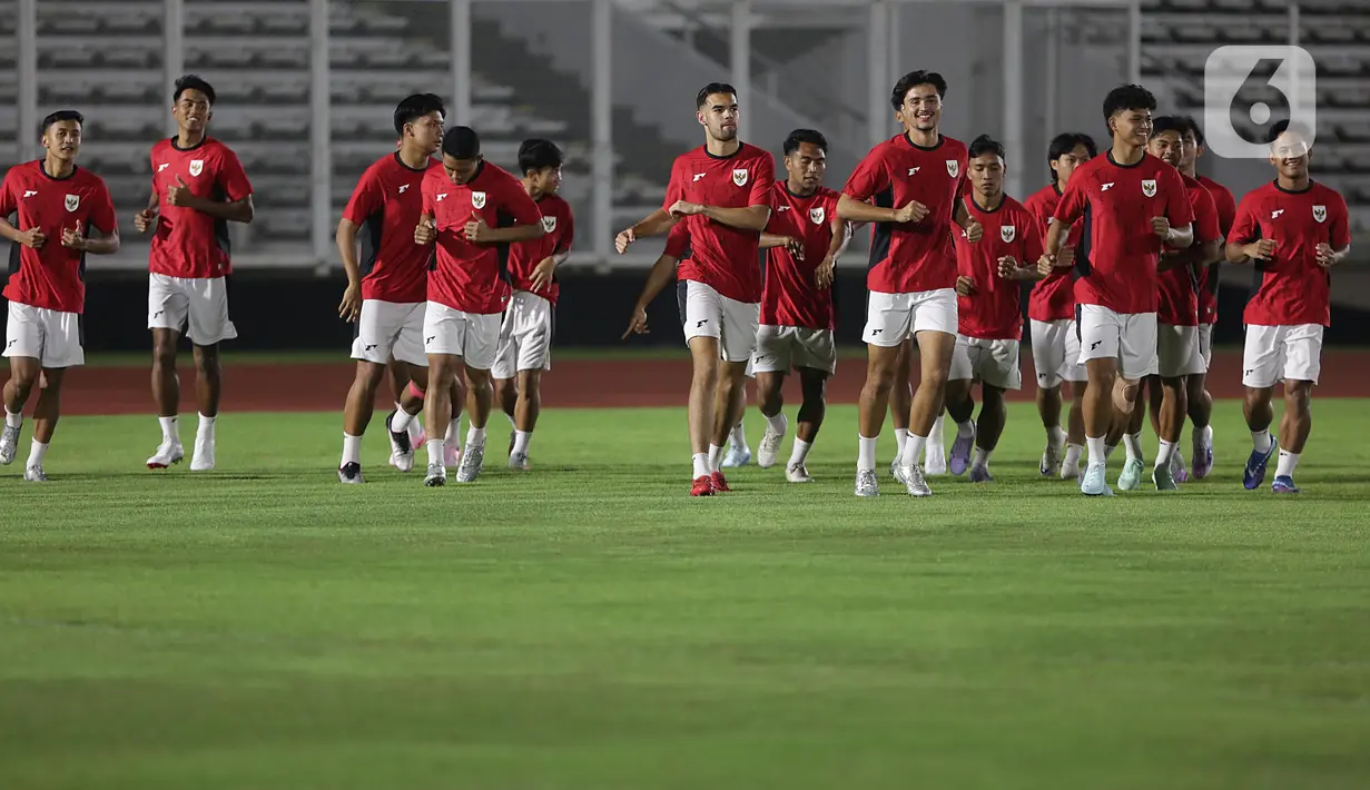 Pemain Timnas Indonesia U-23 mengikuti sesi latihan resmi jelang laga perdana ASEAN U-23 Championship 2025 melawan Brunei Darussalam di Stadion Madya, Kompleks Gelora Bung Karno, Senayan, Jakarta, Senin (14/7/2025). (Liputan6.com/Helmi Fithriansyah)