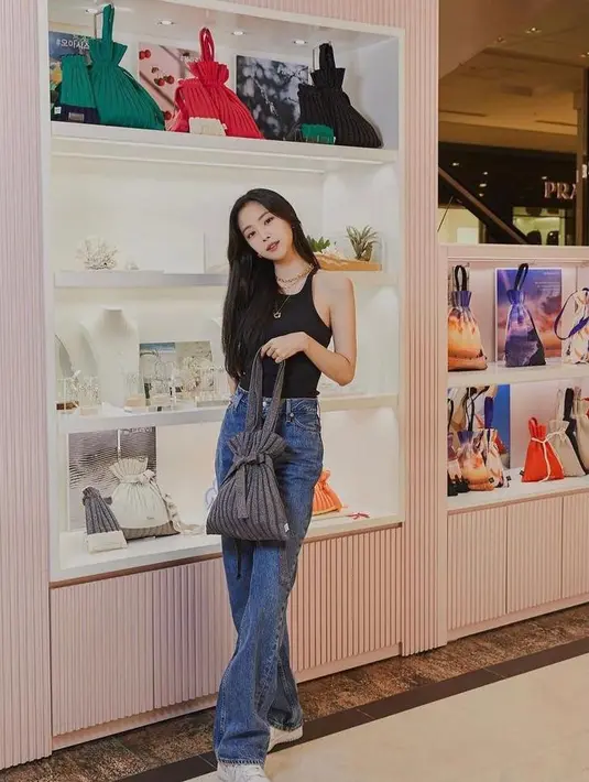 Eks member Apink, Naeun tampil kece dalam balutan halter top warna hitam yang dipadukan dengan wide leg jeans dan sneakers, kece abis! (Instagram/naeun_apink).