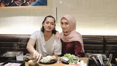 Melody Prima Ananda Divia lahir di Jakarta, 18 Januari 1995, merupakan aktris berkebangsaan Indonesia. Ia pertama kali bermain di sinetron pertamanya yang berjudul Dia Bukan Cinderella saat itu dia berperan sebagai Amanda. (Liputan6.com/IG/melodyprima)