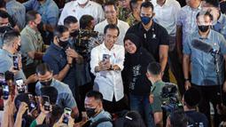 Presiden Joko Widodo atau Jokowi meninjau Pusat Grosir Blok A dan B Tanah Abang, Jakarta, Kamis (4/5/2023). Jokowi yang berkeliling didampingi Penjabat Gubernur DKI Jakarta Heru Budi Hartono pun menyambangi kios pedagang sambil menyapa pengunjung dan penjual. (Liputan6.com/Faizal Fanani)