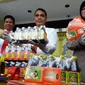 Perempuan Surabaya itu belajar meracik jamu berlabel Tarzan X dari kakaknya. (Liputan6.com/Dhimas Prasaja)