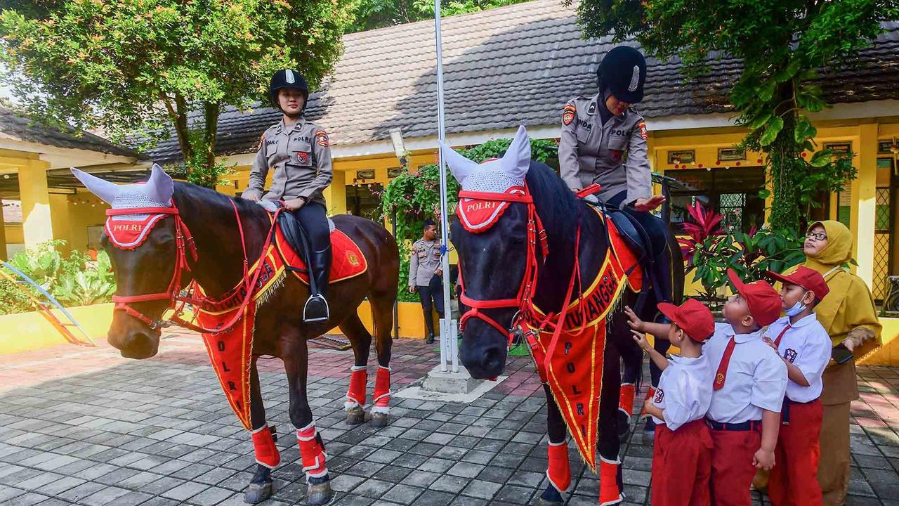 FOTO: Semangat Murid SLB Belajar Bersama Anjing K-9 Mabes Polri