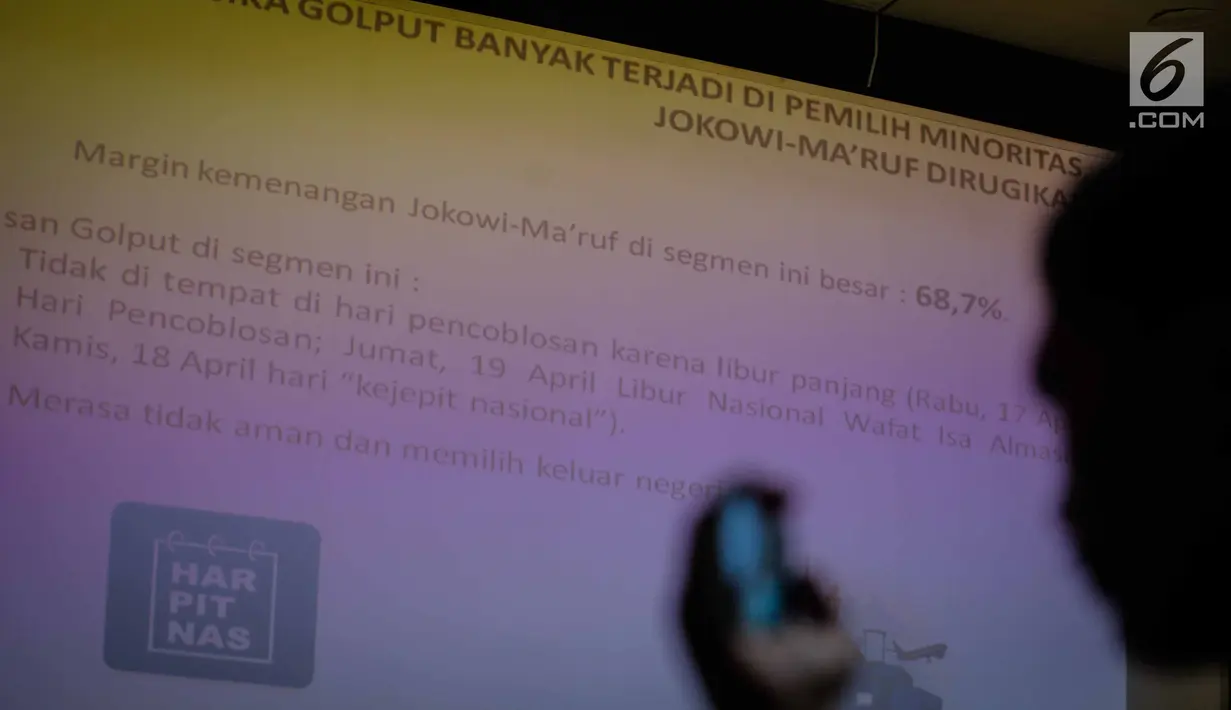 Sebuah data hasil survei bertajuk 'Siapa Dirugikan Golput: Jokowi atau Prabowo?,  Jakarta, Selasa (19/3). Sedangkan Prabowo-Sandi dirugikan jika golput terjadi di segmen terpelajar dan muslim dari FPI, HTI, jaringan PKS dll. (Liputan6.com/Faizal Fanani)