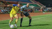 Bek asing PSIS Semarang, Lucas Gama, berusaha merebut bola dari penguasaan penyerang Barito Putera, Eksel Runtukahu, dalam laga yang bergulir di Stadion Sultan Agung (SSA), Bantul, Jumat (29/3/2024). (Bola.com/Radifa Arsa)