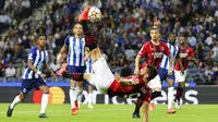 Pemain AC Milan Olivier Giroud melakukan tendangan salto saat mencoba mencetak gol ke gawang Porto pada pertandingan sepak bola Grup B Liga Champions di Stadion Dragao, Porto, Portugal, Selasa (19/10/2021). Porto menang 1-0. (AP Photo/Luis Vieira)