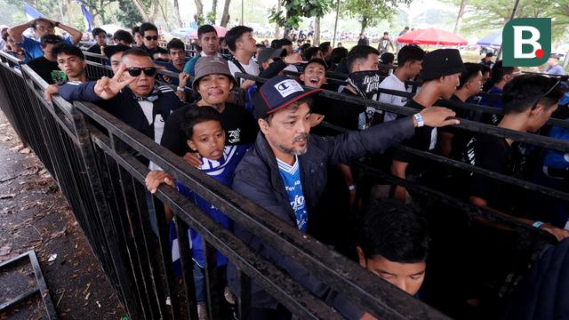 Foto: Animo Tinggi, Suporter Persib Bandung Lewati Pemeriksaan Ketat sebelum Nonton Leg 1 Final Championship Series BRI Liga 1 2023/2024