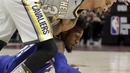 Pemain Cavaliers, George Hill (atas) berebut bola dengan pemain Philadelphia 76ers, Robert Covington pada NBA basketball game di Quicken Loans Arena, Cleveland,  (1/2/2018).  Cavs kalah 97-108. (AP /Tony Dejak)