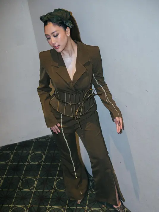 Sherina mengenakan jumpsuit dengan obi bustier yang kece berwarna olive dari Wirama Pratama [@wiramapratama]