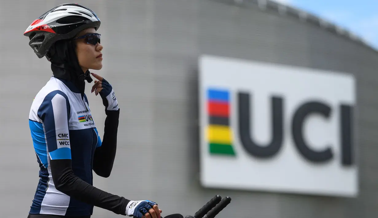 Dia terpilih menjadi penerima beasiswa solidaritas dari Komite Olimpiade Nasional (IOC) dan terpilih untuk mengikuti perlombaan Olimpiade Tokyo 2020. Ali Zada saat ini sedang menjalani latihan di UCI World Cycling Center di Aigle, Swiss Barat sebelum terbang ke Jepang. (Foto: AFP/Fabrice Cofrini)