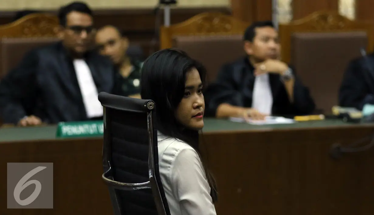 Terdakwa kasus pembunuhan Wayan Mirna Salihin, Jessica Kumala Wongso kembali menjalani persidangan ke-31 di PN Jakpus, Kamis (20/10). Jessica menyampaikan pembelaan atas jawaban JPU dengan agenda pembacaan duplik. (Liputan6.com/Helmi Afandi)