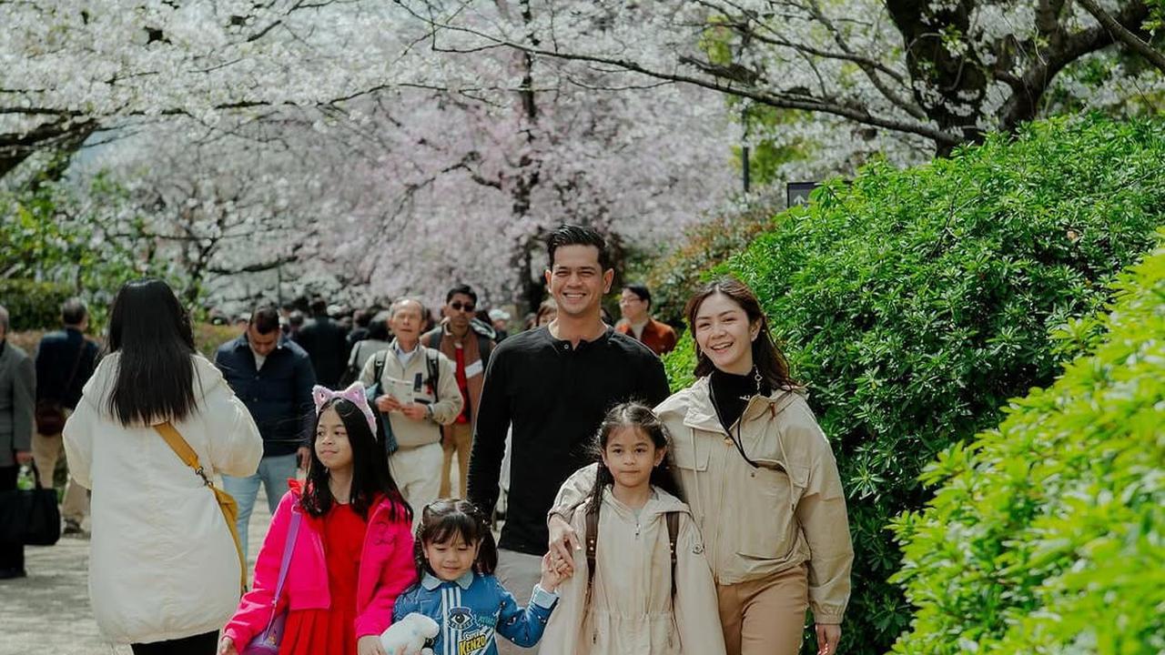 Potret Keluarga Surya Insomnia Liburan ke Jepang Setelah Lebaran, Kunjungi Sanrio Puroland
