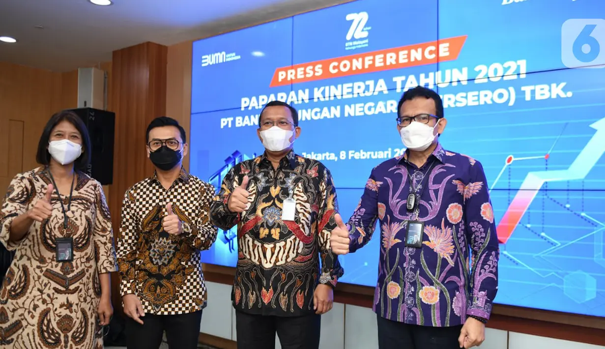 Jajaran Direksi Bank BTN saat acungkan jempol. Bank BTN membukukan kinerja positif sepanjang tahun 2021, laba bersih melonjak 48,3% menjadi Rp 2,37 triliun. Kenaikan laba ini diiringi penurunan Non Performing Loan Gross  dari 4,37% pada tahun 2020 menjadi 3,70% pada tahun 2021.(Liputan6.com/HO/BTN)