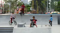 Sejumlah anak bermain sepeda di RTH RPTRA Kalijodo, Jakarta, Kamis (31/8). Bappeda menghapus anggaran pengadaan lahan RPTRA dalam KUPA-PPAS APBD 2017. (Liputan6.com/Helmi Fithriansyah)