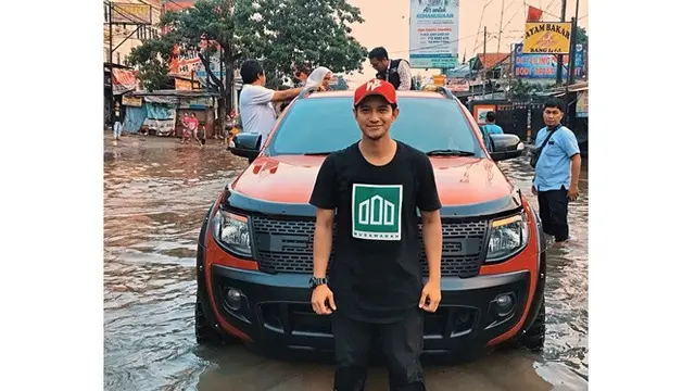 Potret 5 Seleb Berani Terjang Banjir, Ada yang Demi Berangkat Kerja