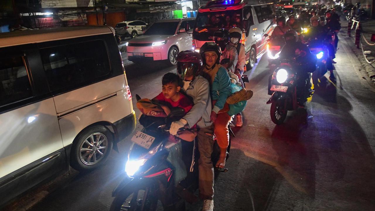 FOTO: Pemudik Padati Jalur Arteri Bekasi Cikampek