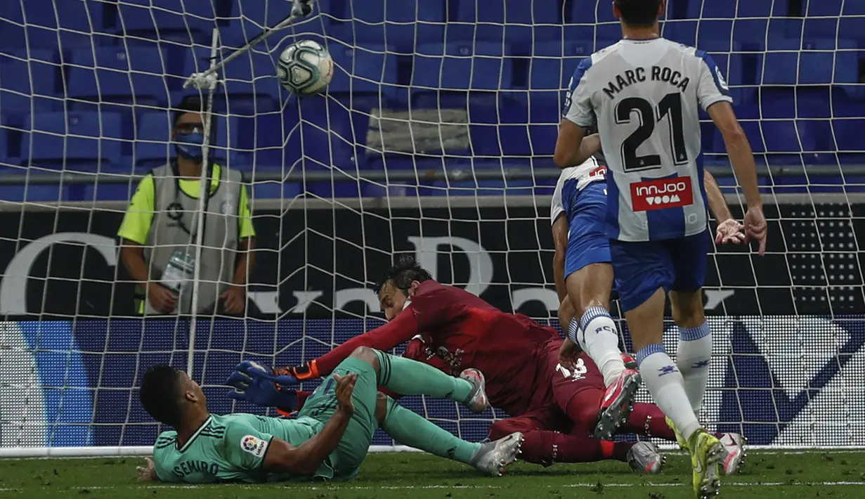 Pemain Real Madrid Casemiro (kiri) mencetak gol ke gawang Espanyol pada pertandingan La Liga Spanyol di Stadion Cornella-El Prat, Barcelona, Spanyol, Minggu (28/6/2020). Real Madrid menang 1-0 dan menggeser Barcelona dari puncak klasemen. (AP Photo/Joan Monfort)