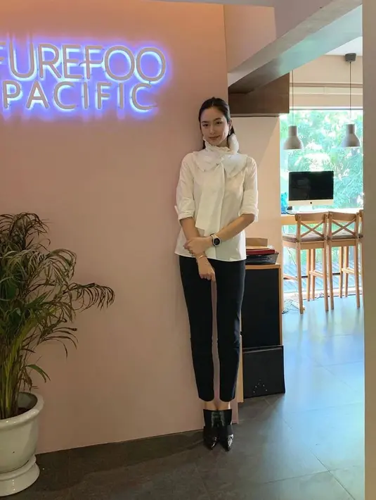 Atau menguncir setengah bagian rambut, dan tetap membiarkannya tergerai. Untuk riasan, juga tampil lebih flawless dan minimalis. Saat menikah, makeup Nong Poy lebih intens, terutama pada bagian mata. Meski memang menjadi bagian dari look dirinya sebagai muse perhiasan. [Foto: @poydtreechada]