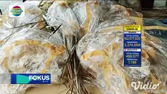 Petugas gabungan yang mengetahui upaya penerbangan balon udara raksasa di area persawahan Kecamatan Balong, Kabupaten Ponorogo, Jawa Timur, pada Sabtu pagi (15/5) langsung berupaya memadamkan api di tungku pengasapan yang menyala.