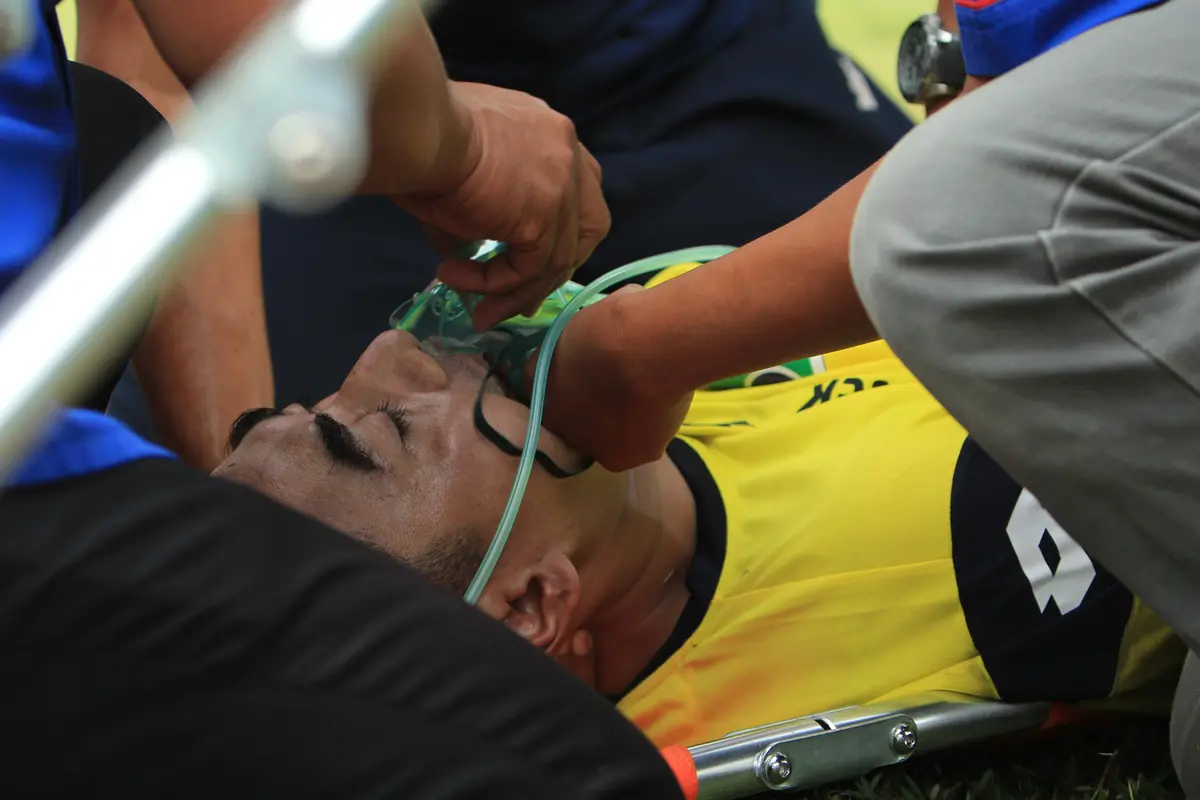 Tim medis memberi pertolongan kepada Choirul Huda usai mengalami benturan saat pertandingan Liga 1 di stadion Surajaya, Lamongan (15/10). Choirul Huda tutup usia di RSUD Soegiri akibat cedera di dada sebelah kiri. (AFP Photo/Juni Kriswanto)