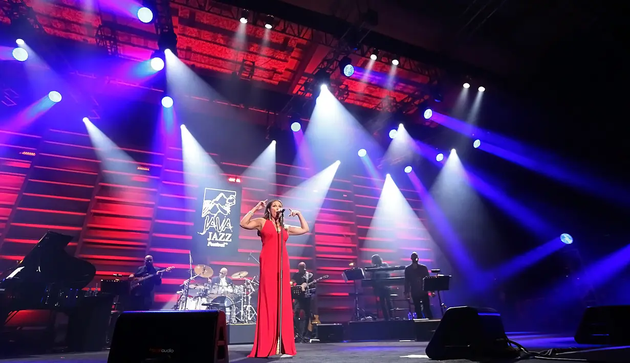 Meski perform hampir tengah malam, hampir seluruh kursi penonton yang disediakan sudah dipadati oleh para penggemar yang menanti penampulan Vanessa. (Bambang E. Ros/Bintang.com)