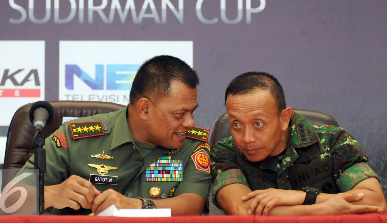 Panglima TNI, Jenderal TNI Gatot Nurmantyo (kiri) berbincang dengan KSAD Jenderal TNI Mulyono jelang bergulirnya turnamen sepakbola Jenderal Sudirman Cup di Jakarta, Senin (26/10/2015). Turnamen ini akan diikuti 15 tim. (Liputan6.com/Helmi Fithriansyah)