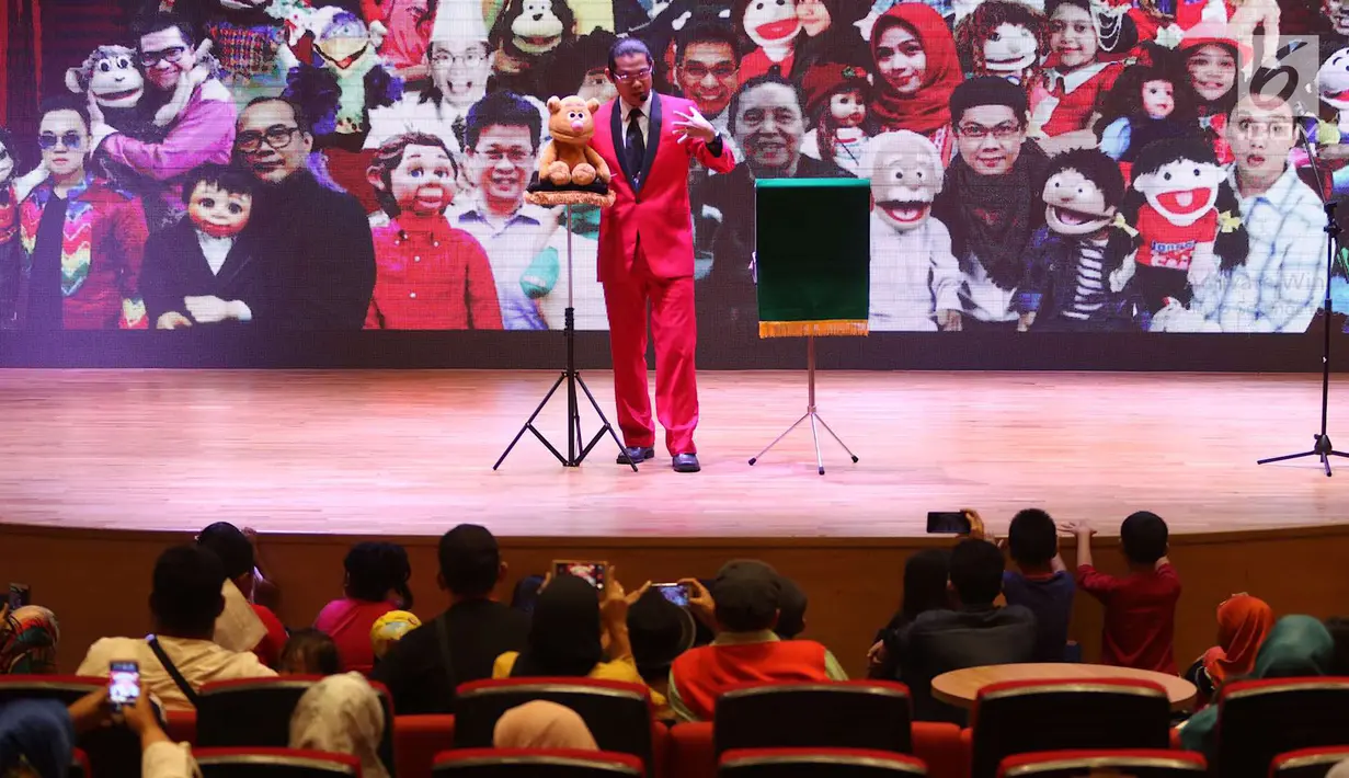 Seniman ventriloquist atau seni berbicara tanpa menggerakkan bibir beraksi dalam pertunjukan Ventriloquist Indonesia di Perpustakaan Nasional, Jakarta, Rabu (4/7). (Liputan6.com/Immanuel Antonius)