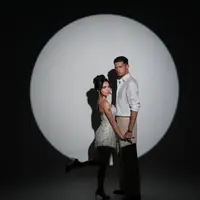 Menjelang momen spesial tersebut, Jennifer dan Justin terus membagikan berbagai tema foto prewedding yang memperlihatkan perjalanan cinta mereka dalam balutan fashion dan budaya yang beragam. [@jennifercoppenreal20].