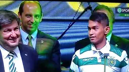 Martunis saat diperkenalkan sebagai pemain Sporting Lisbon. (Facebook/Martunis)