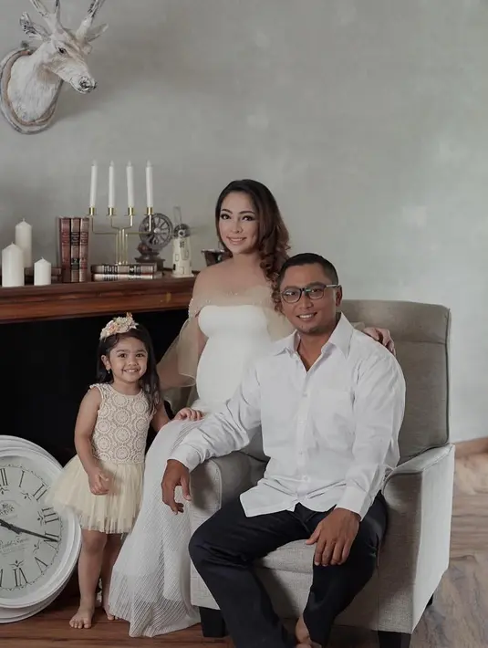 Reisa menambahkan, lantaran air ketuban yang sudah mulai mengering dan untuk menyelamatkan putranya tersebut hingga akhirnya diputuskan operasi. (Instagram/reisabrotoasmoro)