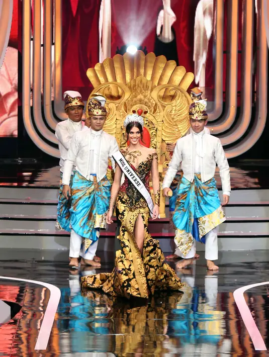 Memasuki arena  panggung, Iris duduk di atas  sebuah kursi layaknya puteri kerajaan yang digotong para penari latar. Kehadirannya di panggung sungguh berhasil menarik perhatian para penonton. (Nurwahyunan/Bintang.com)