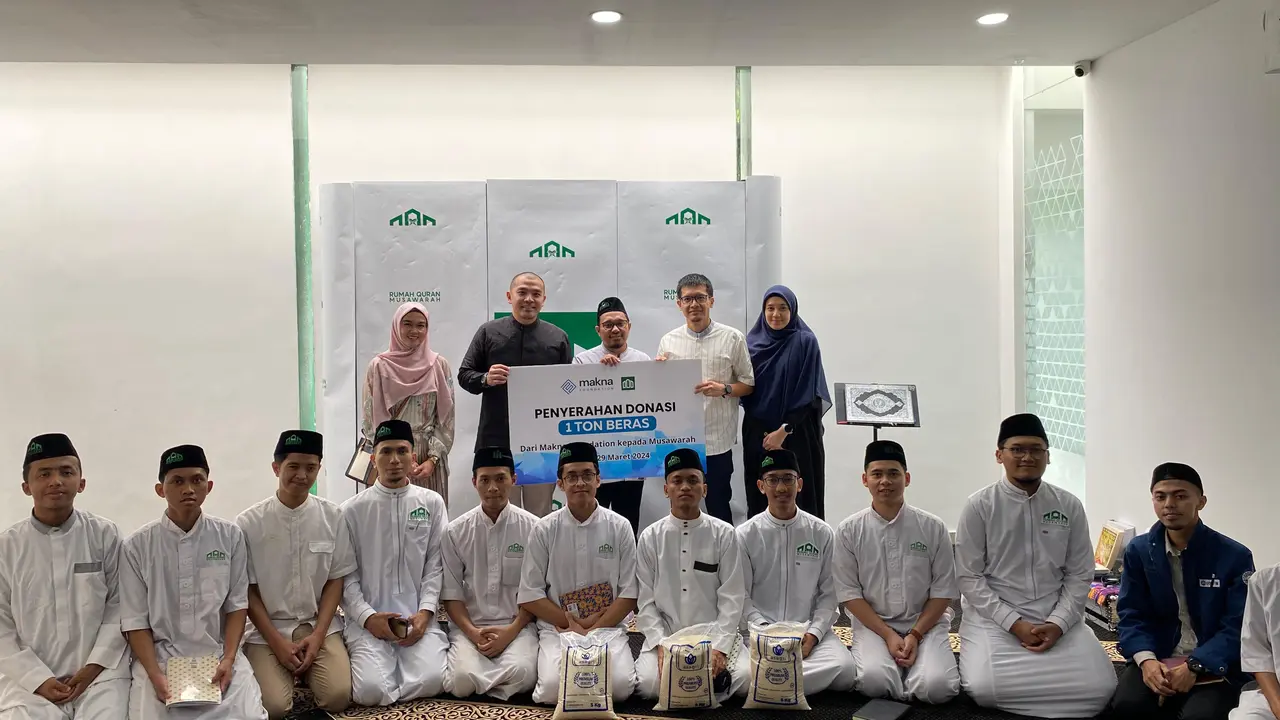 Makna Foundation bersama Dimas Seto dan Dhini Aminarti menyerahkan bantuan beras 1 ton.