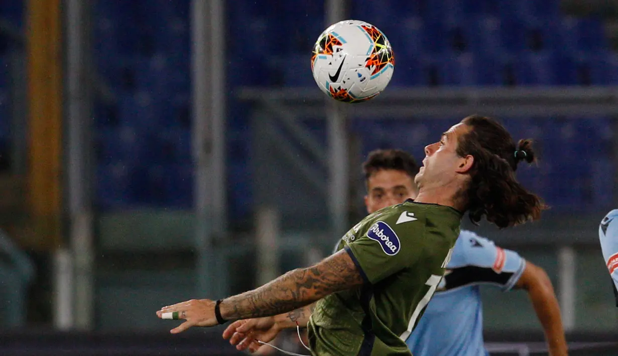 Gelandang Cagliari, Nahitan Nandez mengontrol bola saat bertanding melawan Lazio pada pertandingan lanjutan Liga Serie A Italia di Stadion Olimpiade Roma, di Roma, Italia, Kamis, (23/7/2020). Lazio menang 2-1 atas Cagliari. (AP Photo/Riccardo De Luca)