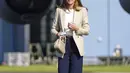 Duchess of Cambridge Kate Middleton mengunjungi RAF Brize Norton di Oxfordshire, Inggris Rabu (15/9/2021). Kate Middleton kembali melakukan pekerjaannya setelah liburan musim panas pada Agustus lalu. (Steve Parsons/Pool via AP)