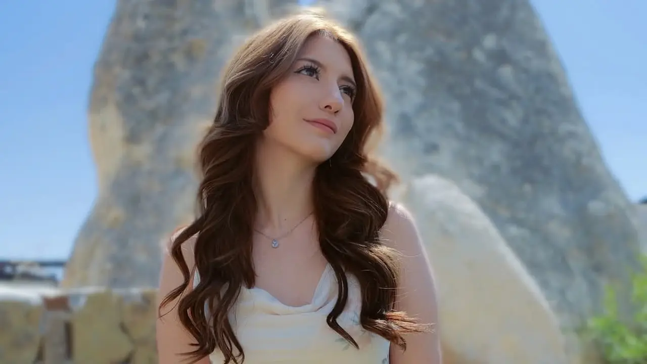 Cassandra Lee Tampil Anggun dengan Dress Menawan di Cappadocia